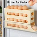 Dois organizadores trabalhando juntos para evitar bagunça e ovos quebrados.